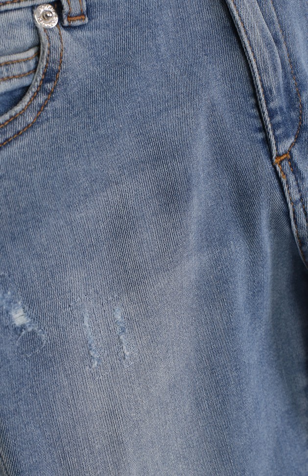 Джинсы с декоративными потертостями и логотипом бренда